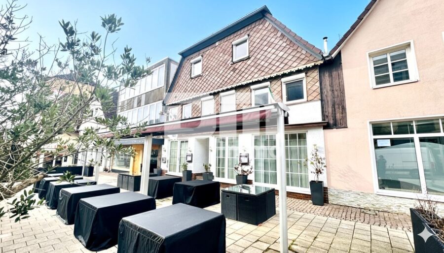 Wohn Gewerbe Ensemble mit 6 neuwertigen Apartments + Restaurant in Traumlage - Frontansicht Titel